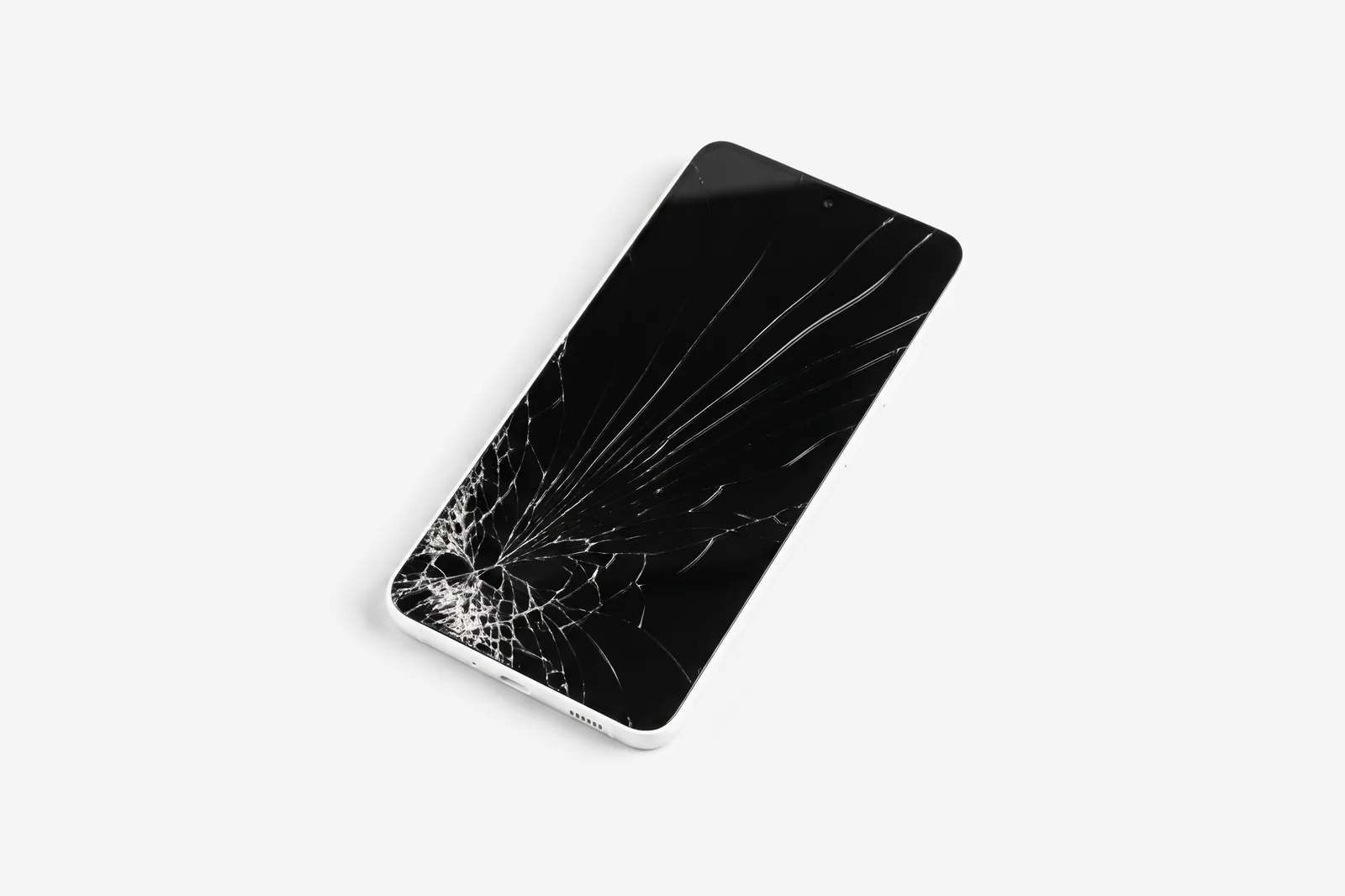 Samsung Galaxy mit gesprungenem Display auf hellem Hintergrund