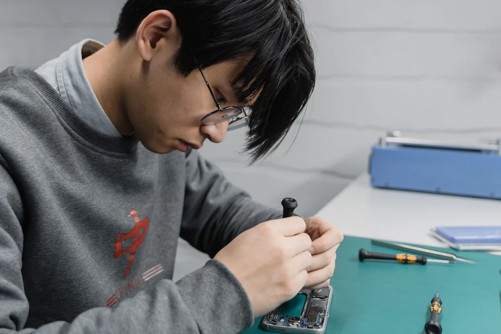 Techniker repariert ein geöffnetes Samsung Galaxy an der Werkbank