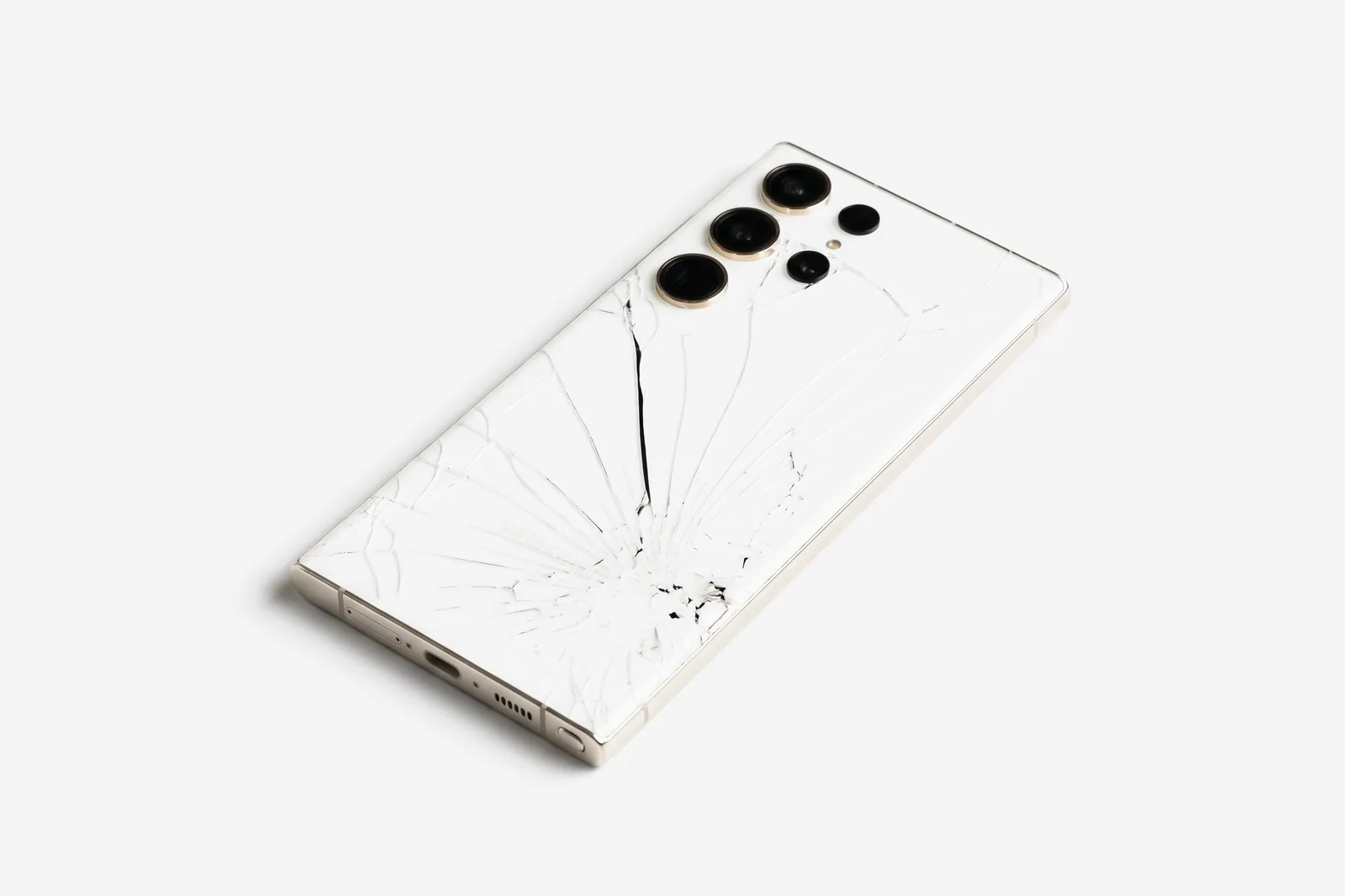 Samsung Galaxy S Ultra mit gesprungener Rückseite auf hellem Hintergrund