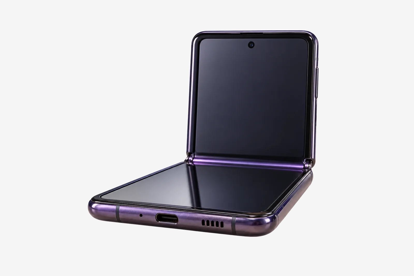Halb geöffnetes violettes Samsung Galaxy Z Flip mit sichtbarem USB-C-Anschluss an der Unterkante auf hellgrauem Hintergrund